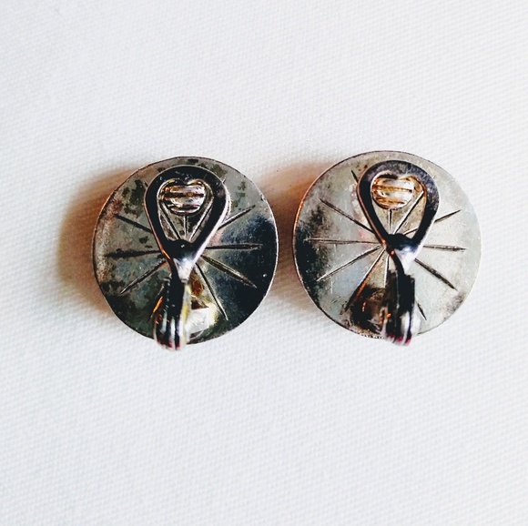 Vintage Monet - Faceted Black Clip-on Earrings - Picture 3 of 3